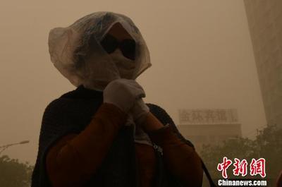 新疆庫爾勒市遭遇沙塵侵襲_中國日報(bào)網(wǎng)環(huán)保